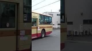 20241126🟥🟨🟧神奈中バス茅ヶ崎営ち63（湘南200か2109 QKG-MP38FK）🚌ニュータウン入口にて