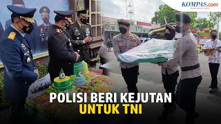 Momen Polisi di Solo Beri Kejutan untuk TNI