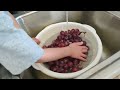 averagedexterplayz washing grapes.  nothing special... just washing grapes