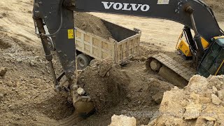 Volvo excavator loading dump truck អ៊ិចស្កាវ៉ាទ័រជីកដីដាក់ឡាន