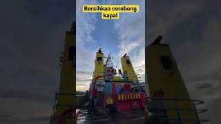 Bersihkan kerak cerobong kapal #pelautindonesia