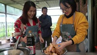 丫头哥花100块钱买来鸡翅，娜娜和小华做了蜜汁烤翅，太好吃了