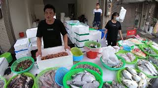 客人買了兩大袋外加一箱香魚 竟然不用1000元 中彰海王子 豐原第一市場 海鮮叫賣 海鮮拍賣 叫賣哥