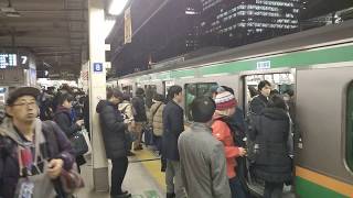 宇都宮線が到着しても乗車しない乗客が多数ホームに残る東京駅の上野東京ライン方面ホーム