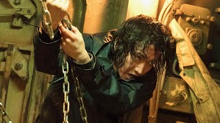 藤原竜也が決死の覚悟！水攻めの船内へ竹内涼真を救出／映画『太陽は動かない』特別映像