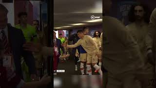 Thiago Silva just got done by one of the oldest mascot tricks in the book 🤝😂