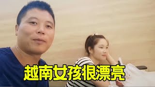 来云南河口第三天，认识了2个漂亮的越南女孩，想请她们做直播【西安8哥】