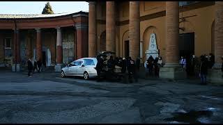 Delitto di Faenza, le amiche di Ilenia ai funerali della donna uccisa con le scarpette rosse