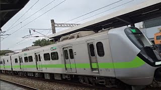 1158次苗栗發車經由山線開往基隆的銀綠色微笑號EMU900型十輛一編組EMU926區間車，和2153次基隆發車經由山線開往嘉義的EMU717+EMU718阿福號區間車