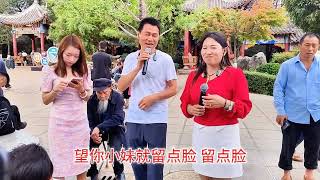 广西杨晓燕，盘州广场对山歌，对完一个到一个