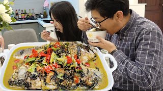 买2条鲫鱼，妞妞做红烧鱼，鱼肉鲜嫩，九九连吃两碗米饭才过瘾！【湘西九九美食】