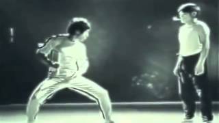 Bruce Lee enciende Fosforos con NunChakos - Impresionante.