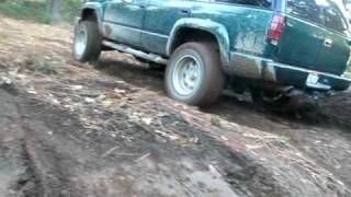 2000 Tahoe z71 muddy hill climb.AVI