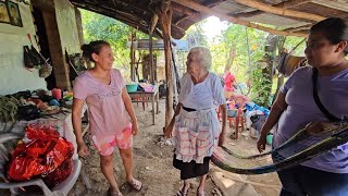 HACIENDO LA ENTREGA DE LA PRIMER CANASTA QUE LE ENCARGARON A CHUCHA ASI DE FELIZ SE PUSO LA ABUELITA