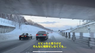 札幌　アイスバーン　凍結　朝の冬道の高速道路