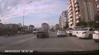 Yolun içerisine park etmiş Hyundai i20