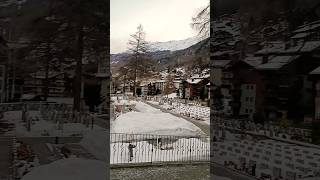 🇨🇭 Zermatt,at the foot of the iconic Matterhorn, the village transforms into a winter wonderland☃️