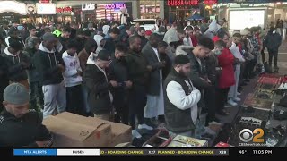 Hundreds break first day of fasting for Ramadan in Times Square