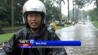 NET17 - Jalan akses Universitas Indonesia terendam banjir akibat sungai jebol