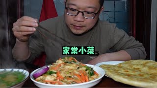 金黄暄软多层饼，和一盘家常小炒，夹着吃醋汤溜缝属实安逸巴适。