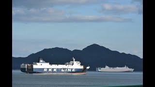 向島から見た錨泊中の琉球海運「ちゅらしま」と「フェリーどうご」　令和6年1月8日