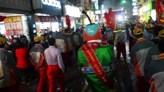 20130414 大甲鎮瀾宮神童團於鎮政路上掃街遶境(2)