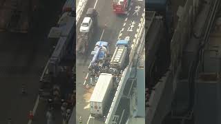 【車押しつぶされ厚さ30cm】渋滞中の軽乗用車にトラック突っ込む…車が大破し男女2人死亡　4台の多重事故 #Shorts #阪神高速湾岸線