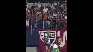 DEYVERSON ENCARANDO A TORCIDA DO SPFC!! 😂