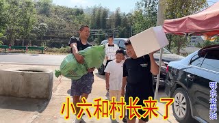 小六和村长千里迢迢来湖北，一大早扛着大包小包的礼物找老男孩