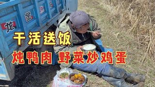 农民王小：爷们地里干活忙，媳妇2个硬菜送田间，咋还舍不得吃