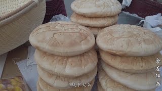 陕西大姐街头卖烧饼，比碗还厚的锅盔10元一个，烙一个得几个小时