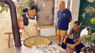 免费大锅饭；今天给老邻居们熬豆沫，这饭出河南你吃不到