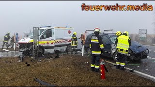 Pkw prallt beim Abbiegen gegen ein Rettungsfahrzeug