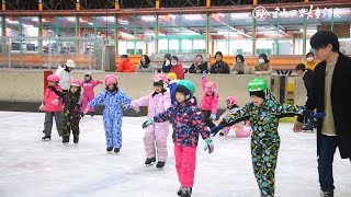 尻もちでも…氷の上でバランス　園児がスケートに挑戦