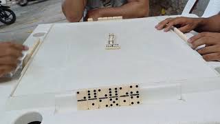 jugando domino