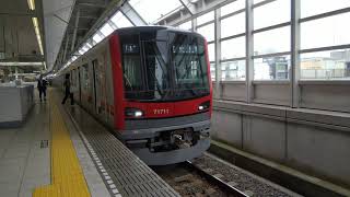 東武70000系71711F 日比谷線中目黒行き 北千住駅発車シーン