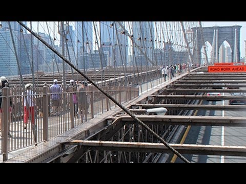 Walking Across The Brooklyn Bridge - YouTube