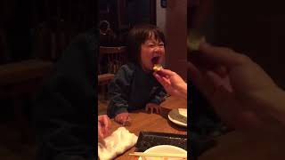 【面白動画】爆笑 甥っ子(1歳1ヶ月)初めてレモンを食べる