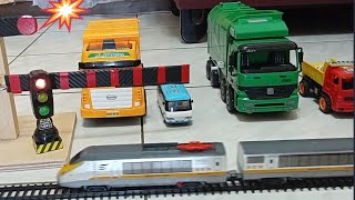 垃圾車收垃圾和火車平交道 || 垃圾車影片 || 火車平交道聲音 || 玩具車車 || Garbage truck toy
