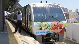 遅れてきた乗客を待つアンパンマン列車（特急南風3号）