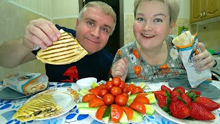 Мукбанг нагуляли ЗВЕРСКИЙ АППЕТИТ! ОБЖИРАЕМСЯ вкусняшками на ужин! ОГРОМНАЯ шаурма и ПИЦЦА, клубника