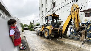 Backhoe loader working  Drilling road and scoop sand | รถตักสองหัวทำงานตักทราย เจาะถนน | น้องอิคคิว