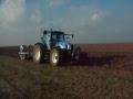 www.trekkertrekker.nl ploegen met de new holland 135