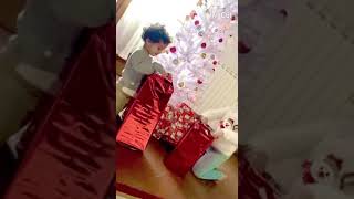 Scartiamo i regali di babbo natale فتح هدايا پاپا نويل