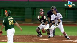 20130626 CPBL 獅犀牛 4下 劉芙豪屈身接殺飛球