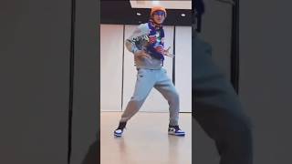 Yanan dance 'BASQUIAT' at practice room #PENTAGON #펜타곤 #YANAN #옌안