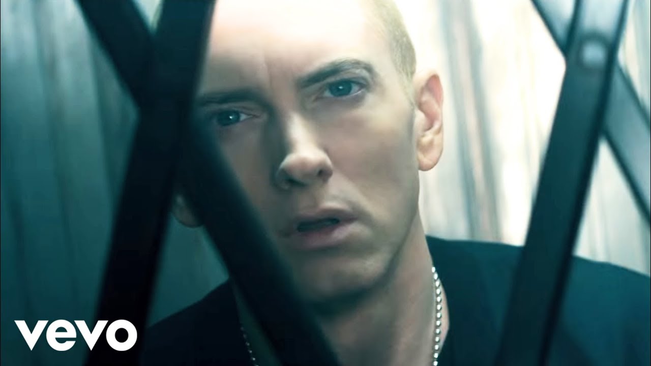 Eminem - The Monster (feat. Rihanna) Eminem - The Monster (feat. Rihanna)