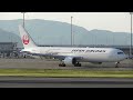 高松空港　全日本空輸ana機　a321 272n ja135a 　日本航空jal機　b767 346 er ja656j 　離陸