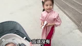 紫霞给妈妈买衣服，一直为我们付出，我们也要感恩，妈妈夸眼光好