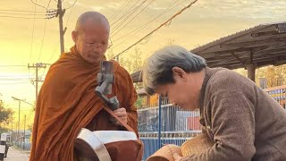 พระภิกษุสงฆ์ครูบาอาจารย์คณะธรรมยาตราออกรับบิณฑบาตบ้านขามเปี้ยน้อย จังหวัดนครพนม